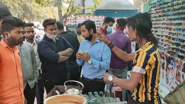 India's Famous Dolly Chaiwala ( Tea Seller ) | Selling Tea in a Rajnikanth Style |Indian Street Foo смотреть онлайн