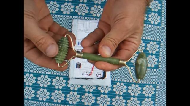 Нефритовый массажный ролик из Китая // Portable Double Jade Roller смотреть онлайн