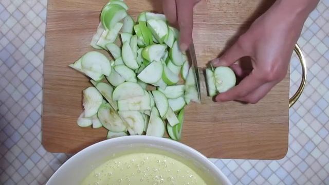 Шарлотка с яблоками. Очень нежная и вкусная смотреть онлайн