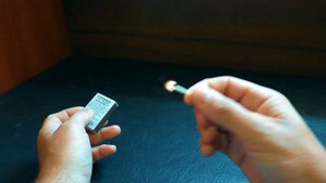 Почему при зажигании спички много дыма