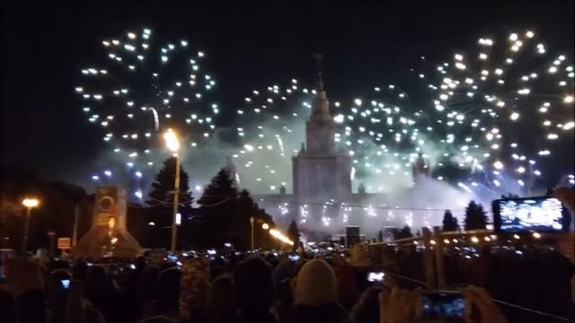 Ежегодный московский  праздник "Круг света" у здания МГУ. Салют!!! Moscow holiday.