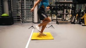 Вертикальный прыжок на одной ноге с места, приземление на одну ногу (single-legged vertical jump)