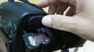 Digital single-lens reflex camera - the Canon EOS 70D] Battery insertion and removal of.