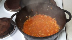 Щи в казане с мясом и молодой капустой
