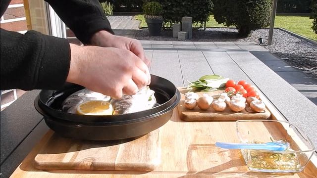 Fisch anders grillen. Dorade in 2x Dutch Oven Deckel Petromax. Гриль дорадо в 2 крышках от казана смотреть онлайн