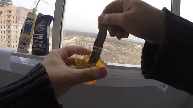 Эксперимент по смешиванию с водой автомобильного и маринного масел. Стоит ли переплачивать?