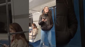 Девушка в метро поёт песню Федерико Фелине. Ей 18 лет. 15 октября 2022