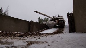 Занятия по вождению танков Т-72Б3 в псковском соединении ВДВ