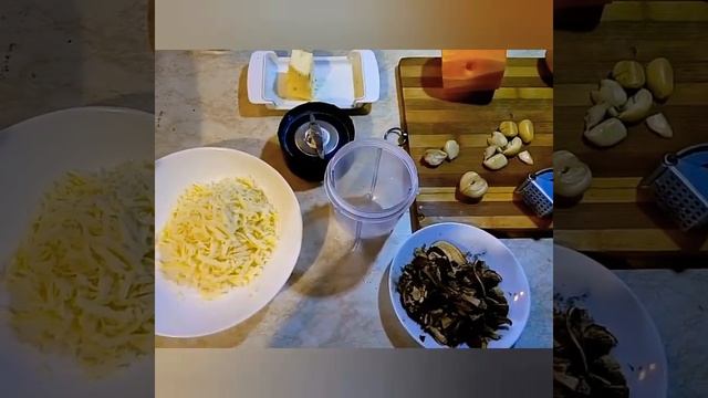 ГАРБУЗОВИЙ КРЕМ-СУП З МОЦАРЕЛОЮ ТА БІЛИМИ ГРИБАМИ/ ТЫКВЕННЫЙ КРЕМ-СУП С МОЦАРЕЛЛОЙ И БЕЛЫМИ ГРИБАМИ