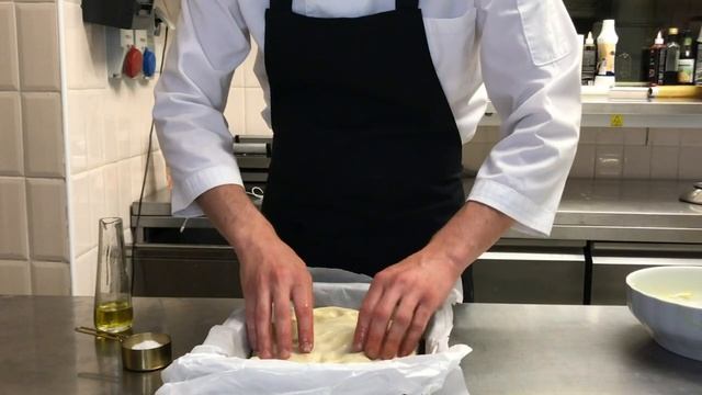 Фокачча с помидорами, оливками и розмарином .