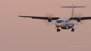 Турбовинтовой ATR-72 авиакомпании UTair Aviation приземляется на закате в аэропорту Казани.