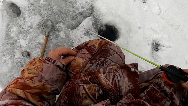 ТВЁРДАЯ ВОДА .Декабрь 2021 год. Рыбалка на озере . смотреть онлайн