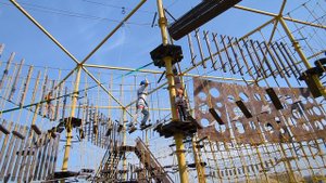 Экстрим на высоте: Лазим по веревочному парку!