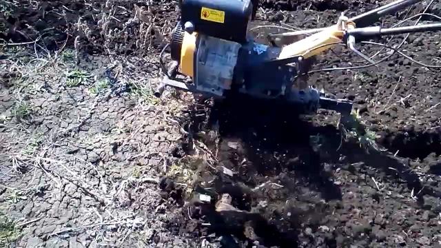 Мотоблок.Хорошая вспашка фрезой,перед посадкой огорода))) смотреть онлайн