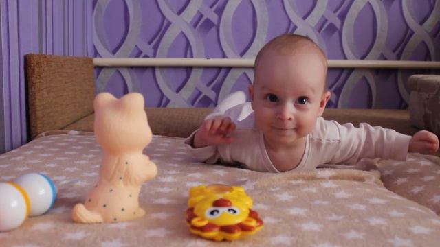 Учимся ползать. Переворачиваемся со спины на живот и с живота на спину