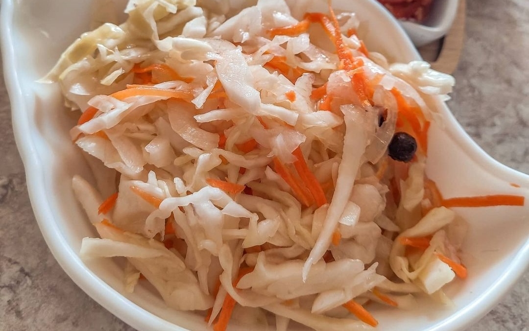 Капуста быстрого приготовления хрустящая маринованная с морковью. Sauerkraut – квашеная капуста.. Серая квашеная капуста. Капуста квашеная цельнокачаная. Квашеная капуста на тарелке.