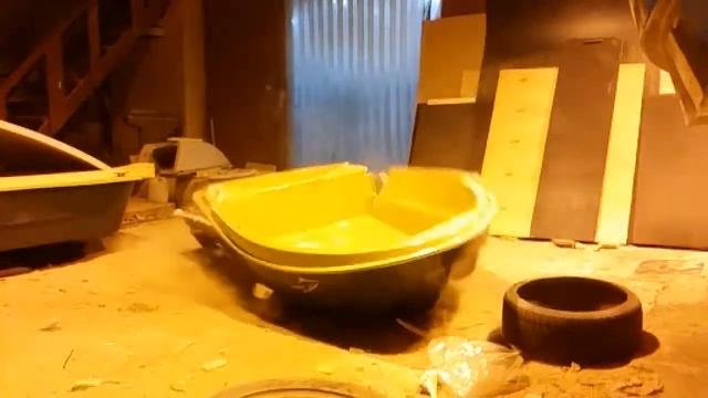 мужики сбросили лодку со второго этажа !!! смотреть онлайн