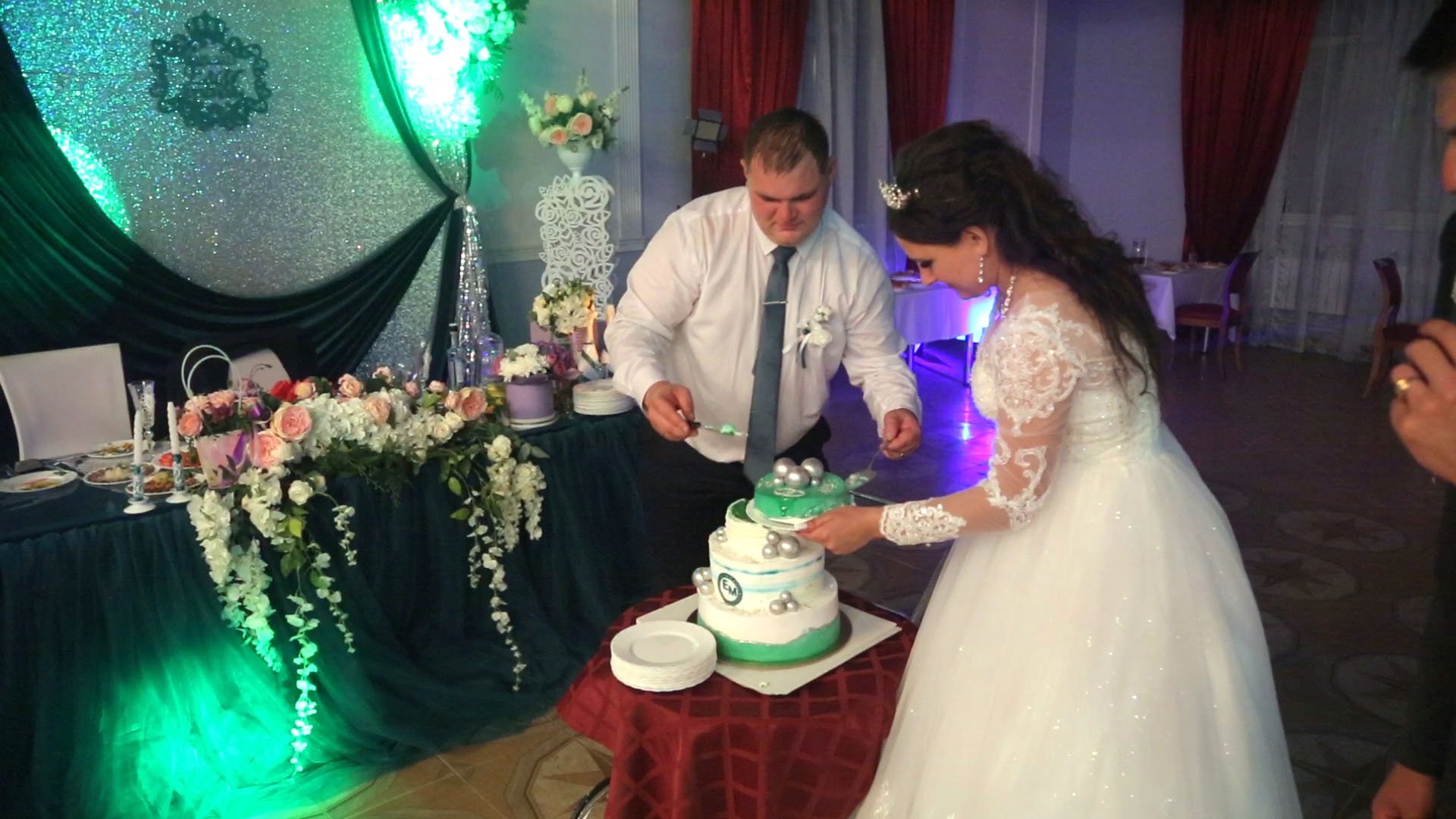 Продаются первые кусочки свадебного торта смотреть онлайн