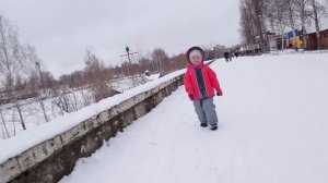 Настя и папа катаются на горке. Nastya and Papa ride the winter hill