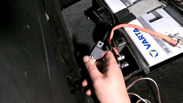 Как подключить выключатель массы "-" или "+" на автомобиль. Управление прерывателя минуса с кнопки. смотреть онлайн