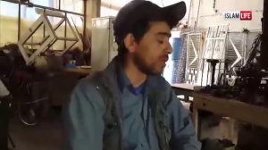 Рабочий читает Коран в мастерской
