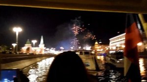 Салют (вид с теплохода на реке-Москве). День города Москвы 870 лет. 09.09.2017г.