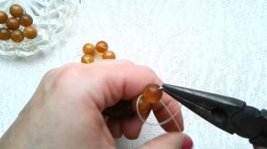 Как нанизать бусы через узелок
