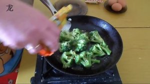 Брокколи жареная с яйцом. Broccoli fried with eggs.