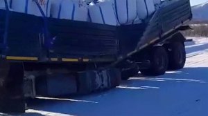 Когда у тебя груженый прицеп развалился на две части, но ты не унываешь. Дальнобойщики.