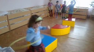 Дети придумали эстафету с вращением обруча.