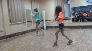 Катя Старшова (Пуговка) танцует современный танец