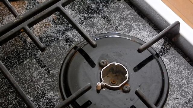 Не горит газовая плита, чистка жиклёра (сопла) газовой конфорки.