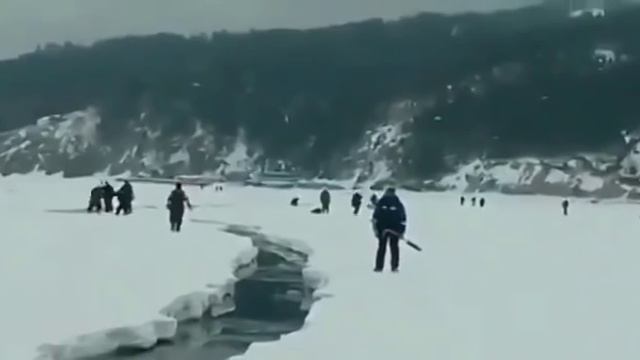 Оторвало лед. Спасение рыбаков. Сахалинская рыбалка.