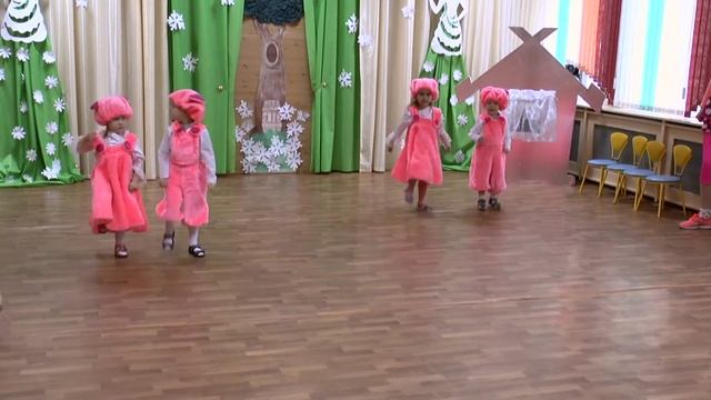 ? Как поздравить маму с 8 Марта? Утренник в саду | Танец поросят [Студия Отражение - VideoReflex] смотреть онлайн