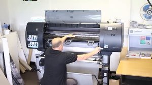 How to load a HP Z6100 designjet printer
