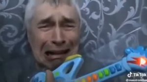 Геннадий Горин играет на гитаре очень грустный трек