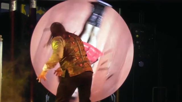 Метатель ножей и девушка на круглой доске смотреть онлайн