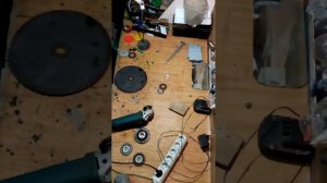 цепляю на маленькую болгарку большой отрезной круг