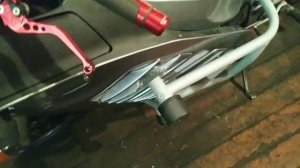 Положил мотоцикл на землю , мощная клетка и сабкейдж (защита задней части),на мотоцикл Suzuki RF 60