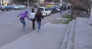 Две девушки в Тбилиси, глядя на задницу хитов