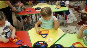 Занятие по техническому конструированию из цветных палочек Кюизенера  в средней группе