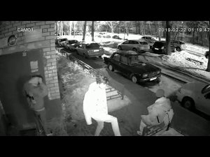 Хулиган прыгает по крышам машин в Воронеже