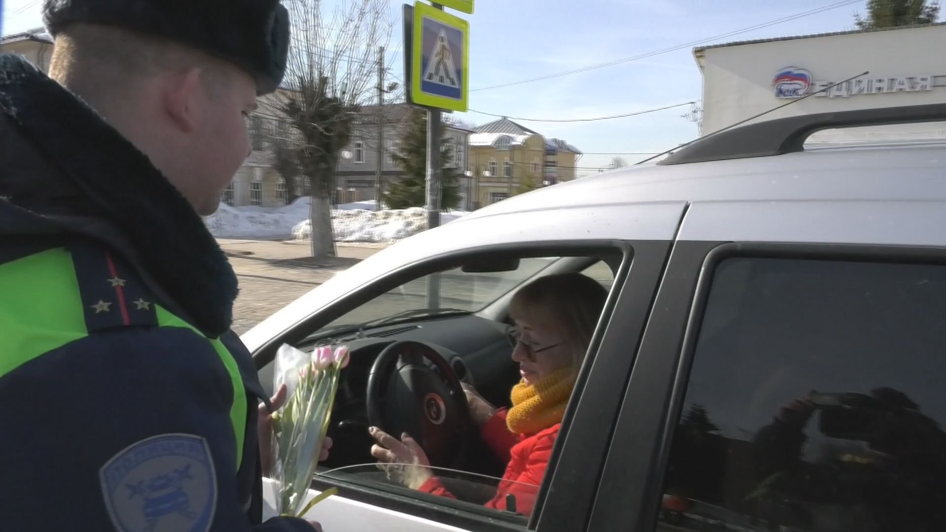 Сотрудники Госавтоинспекции Павловского Посада поздравили автолюбительниц с 8 марта