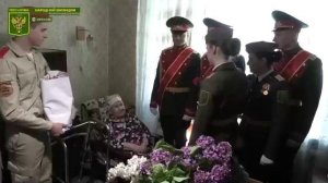 Военнослужащие НМ ЛНР вместе с юнармейцами поздравили ветеранов Луганска с Днём Победы.