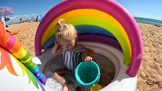 Милена Первый Раз ПЛАВАЕТ В МОРЕ *не боится волн и медуз* Купили БАССЕЙН и взяли его на пляж смотреть онлайн