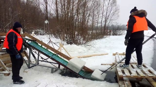 На Кабане добывают лед для Ледового городка