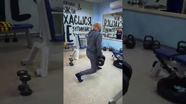 4 по 10. 2 гантели по 30. мне 47. выпады. смотреть онлайн