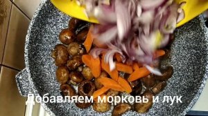 Картофель по-охотничьи (Жареная картошка с охотничьими колбасками, грибами и овощами) на сковороде.