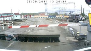 шлагбаум бум. железнодорожный переезд океанская.