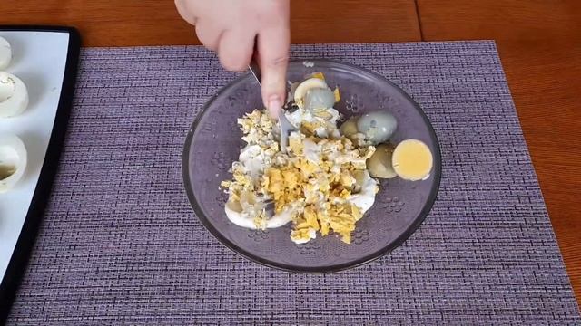Закусочные яйца с огурцом!